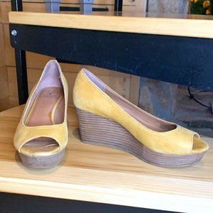 LUCKY BRAND Wedge Platform Issy Mustard Yellow Leather Peep Toe Size 6.5